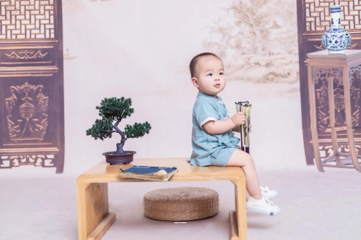 钦州宝宝眼睛肿是什么原因